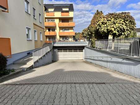 Einfahrt zur Tiefgarage Einfahrt zur Tiefgarage - Dachgeschosswohnung in 92224 Amberg mit 96m² kaufen