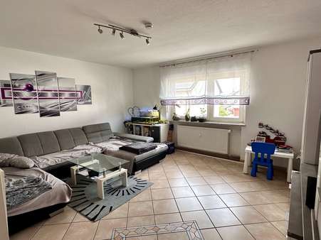 Wohnzimmer - Etagenwohnung in 92224 Amberg mit 98m² kaufen