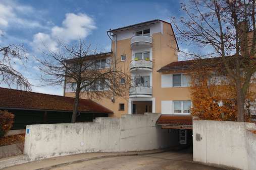 Außenansicht mit Tiefgarageneinfahrt - Maisonette-Wohnung in 92224 Amberg mit 75m² kaufen