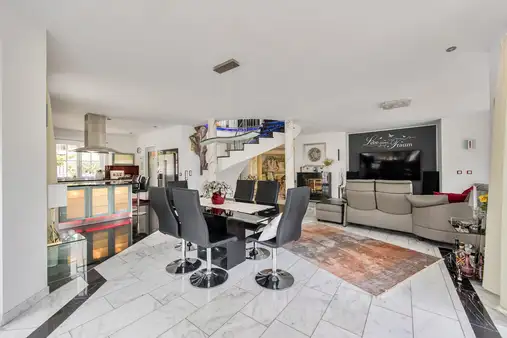 Die besondere Villa mit Wohlfühlcharakter! Einfamilienhaus mit 2 Einliegerwohnungen in Kümmersbruck!