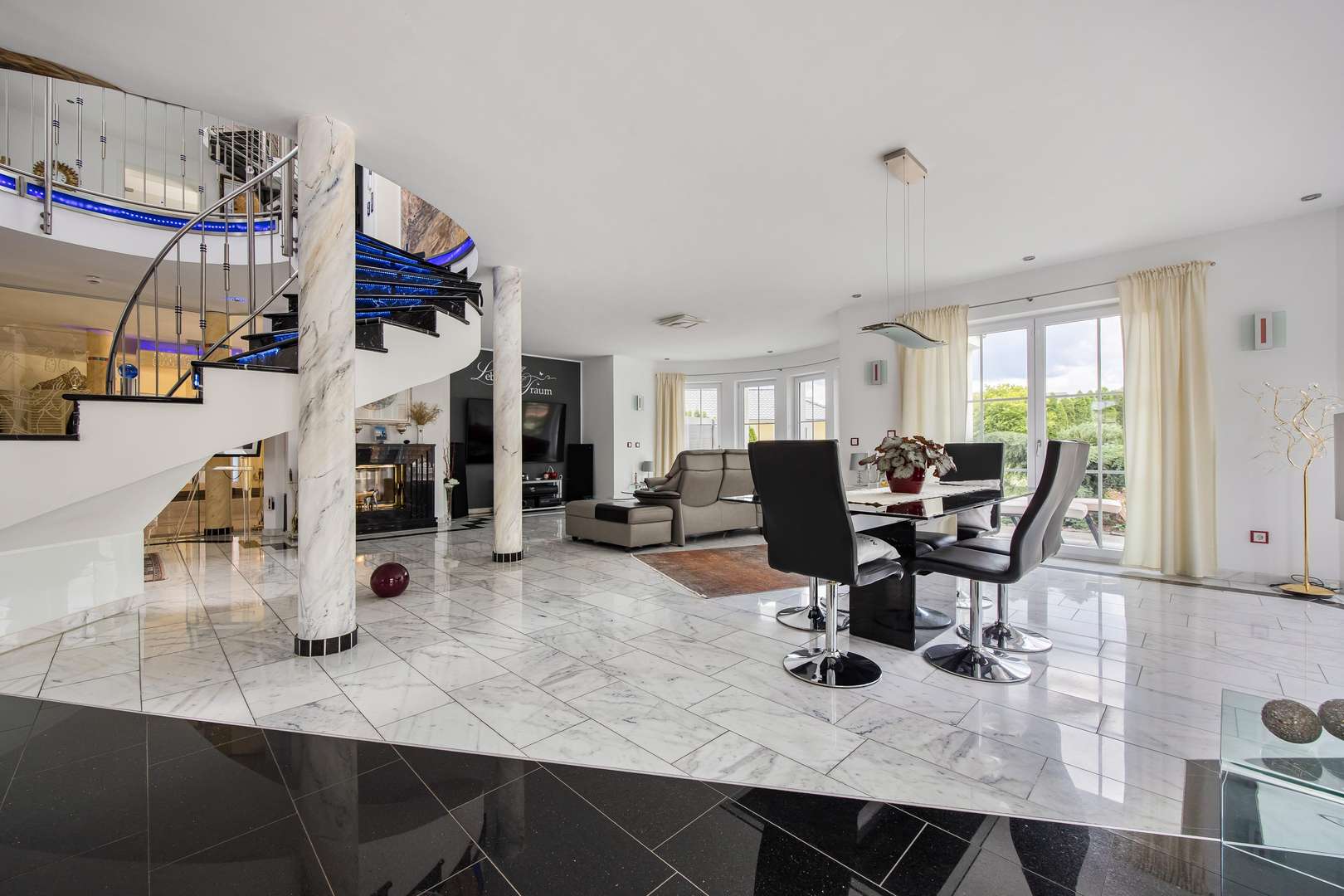 Wohn- und Essbereich Wohn- und Essbereich - Villa in 92245 Kümmersbruck mit 454m² kaufen