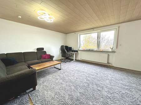 Wohnzimmer - Etagenwohnung in 92224 Amberg mit 87m² kaufen