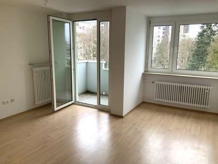 Wohnzimmer mit direktem Balkonzugang - Etagenwohnung in 82110 Germering mit 59m² kaufen