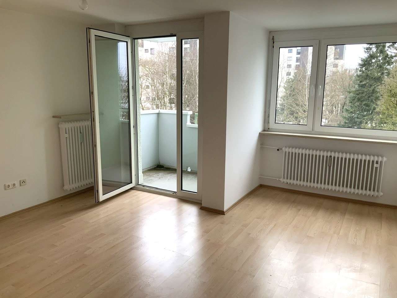 Wohnzimmer mit direktem Balkonzugang - Etagenwohnung in 82110 Germering mit 59m² kaufen