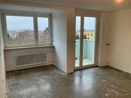 Wohnbereich mit direktem Balkonzugang - Etagenwohnung in 82110 Germering mit 59m² kaufen