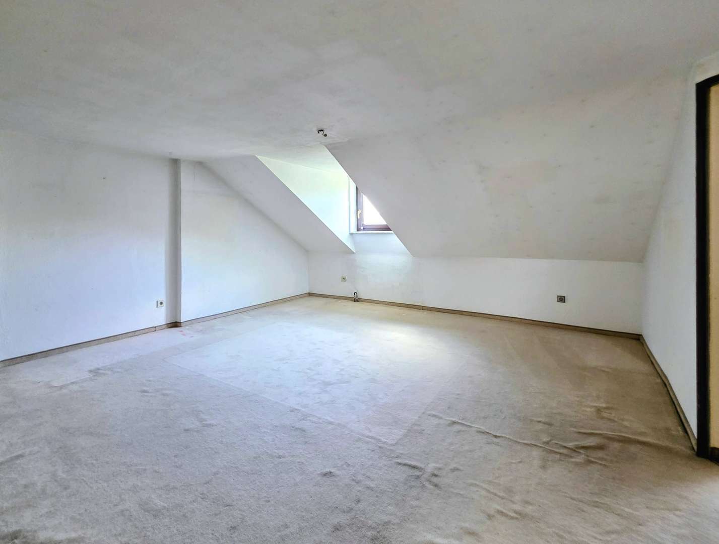 Wohnzimmer - Dachgeschosswohnung in 92660 Neustadt mit 77m² kaufen