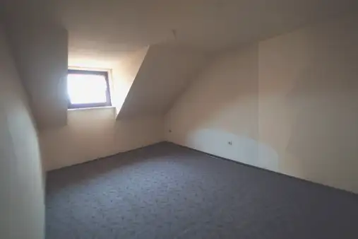 Großzügige Dachgeschosswohnung inklusive Gartenanteil