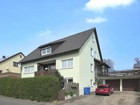 Mehrfamilienhaus mit 2 Garagen in Störnstein