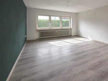 Mehrfamilienhaus mit 2 Garagen in Störnstein
