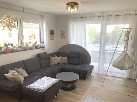 Wohnbereich mit Zugang zur Loggia - Etagenwohnung in 92637 Weiden mit 95m² kaufen