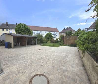 Einfahrt mit Carports und Gartenfläche - Mehrfamilienhaus in 92637 Weiden mit 231m² kaufen