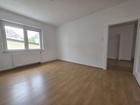 Wohnzimmer - Mehrfamilienhaus in 92637 Weiden mit 231m² kaufen