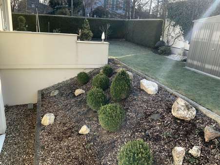 Schön angelegter Außenbereich neben der Terrasse Schön angelegter Außenbereich neben der Terrasse - Erdgeschosswohnung in 92637 Weiden mit 80m² kaufen