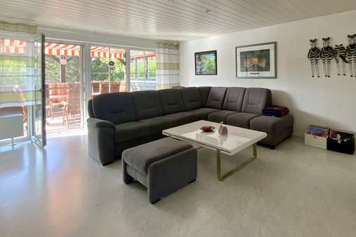 Wohnzimmer mit Zugang auf den Balkon EG - Zweifamilienhaus in 95652 Waldsassen mit 234m² kaufen