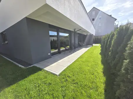 Sofort einziehen oder vermieten: Exklusive Neubauwohnung mit Terrasse und Gartenanteil 