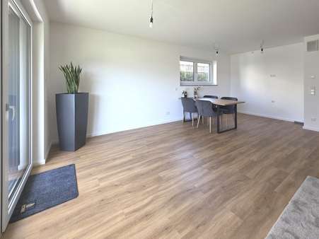 Wohnbereich mit Küche Wohnbereich mit Küche - Erdgeschosswohnung in 92637 Weiden mit 80m² kaufen