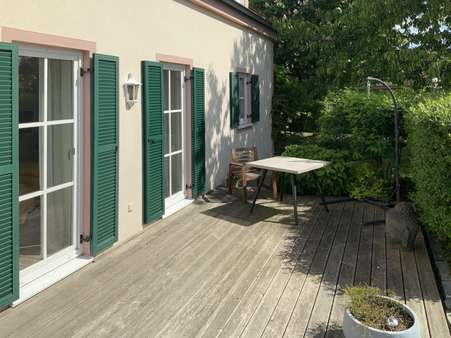 Terrasse mit Blick in den Garten Terrasse mit Blick in den Garten - Zweifamilienhaus in 93189 Reichenbach mit 175m² kaufen