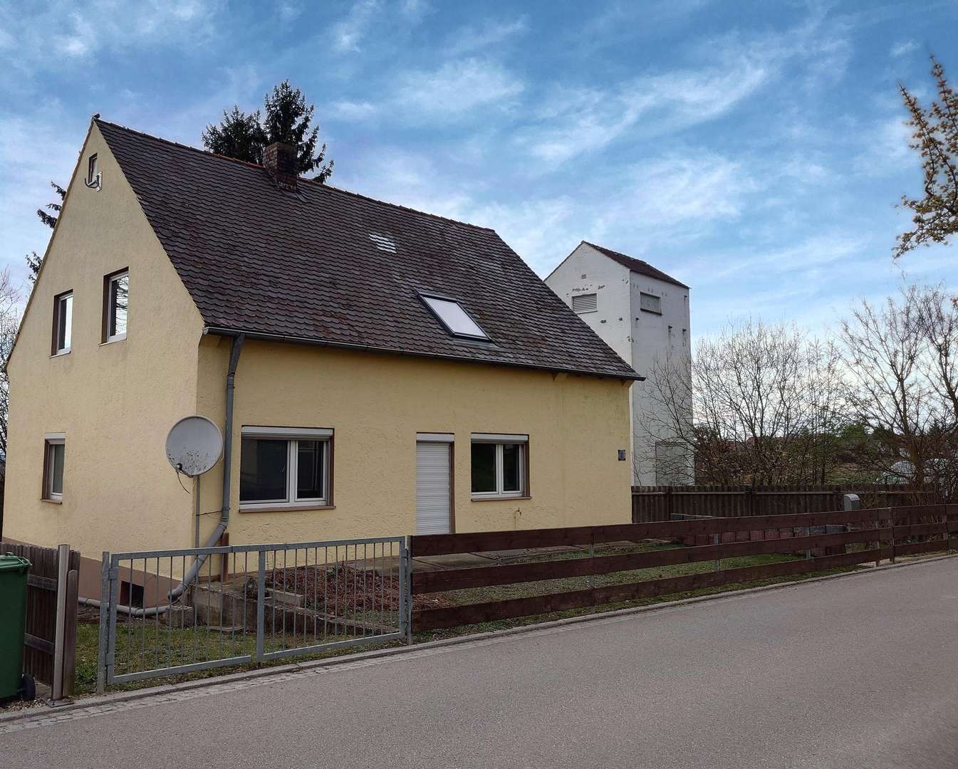 Außenansicht - Zweifamilienhaus in 93055 Regensburg mit 130m² kaufen