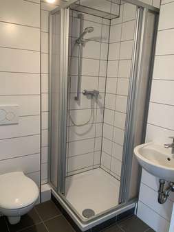 Badezimmer mit Dusche - Etagenwohnung in 95643 Tirschenreuth mit 31m² kaufen
