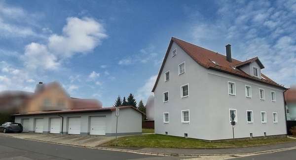 Objektansicht mit Garagenhof - Mehrfamilienhaus in 95666 Mitterteich mit 300m² als Kapitalanlage kaufen