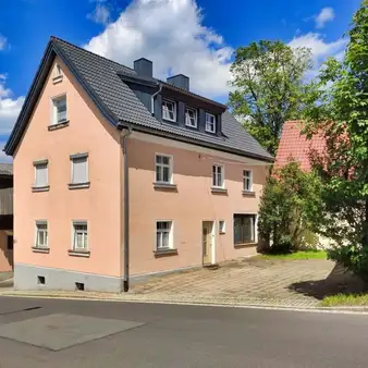 Einfamilienhaus mit Nebengebäude in Poppenreuth