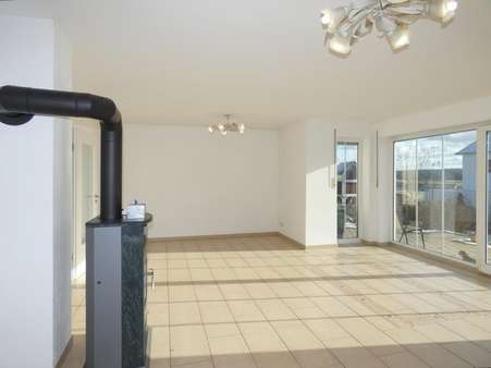 Wohnzimmer mit Kaminanschluss - Einfamilienhaus in 92271 Freihung mit 174m² kaufen