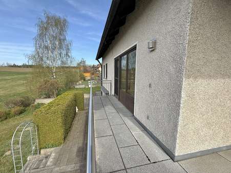 Balkon mit Weitblick - Zweifamilienhaus in 92696 Flossenbürg mit 187m² kaufen