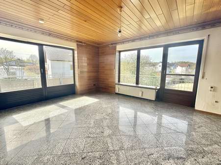 Wohnzimmer mit direktem Balkonzugang im EG - Zweifamilienhaus in 92696 Flossenbürg mit 187m² kaufen