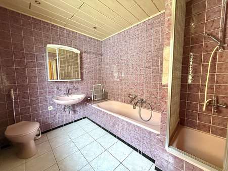 Badezimmer mit Dusche und Badewanne im 1. OG - Einfamilienhaus in 92696 Flossenbürg mit 130m² kaufen