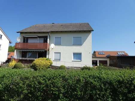 Geräumiges Mietshaus mit zwei Garagen - Zweifamilienhaus in 92249 Vilseck mit 210m² kaufen