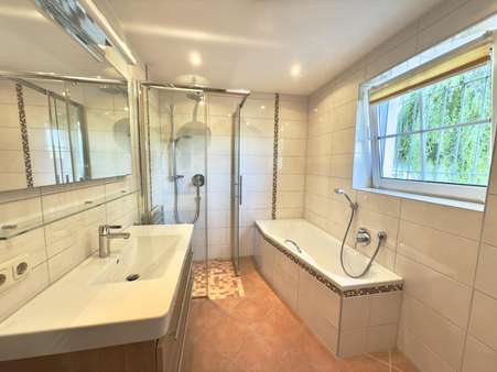 Badezimmer im Erdgeschoss Badezimmer im Erdgeschoss - Einfamilienhaus in 92660 Neustadt mit 145m² kaufen