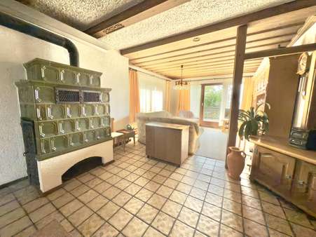 offen gestaltetes Wohnzimmer mit direktem Dachterrassenzugang - Stadthaus in 92714 Pleystein mit 254m² kaufen