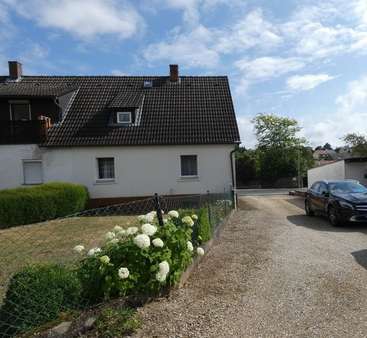 Doppelhaushälfte mit Zufahrt zum Nachbargrundstück Doppelhaushälfte mit Zufahrt zum Nachbargrundstück - Einfamilienhaus in 91281 Kirchenthumbach mit 85m² kaufen