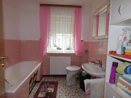 Bad mit Wanne im Erdgeschoss Bad mit Wanne im Erdgeschoss - Einfamilienhaus in 91281 Kirchenthumbach mit 116m² kaufen