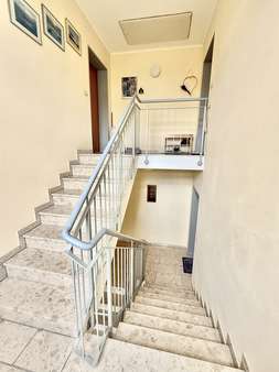 helles Treppenhaus helles Treppenhaus - Dachgeschosswohnung in 92660 Neustadt mit 80m² kaufen