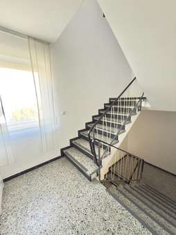 gepflegtes Treppenhaus gepflegtes Treppenhaus - Zweifamilienhaus in 92660 Neustadt mit 170m² kaufen