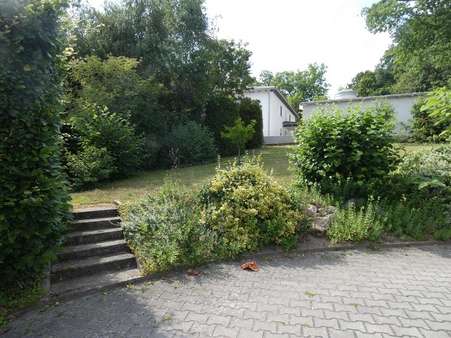 Klare Trennung zwischen Einfahrt und Garten - Doppelhaushälfte in 92655 Grafenwöhr mit 260m² kaufen