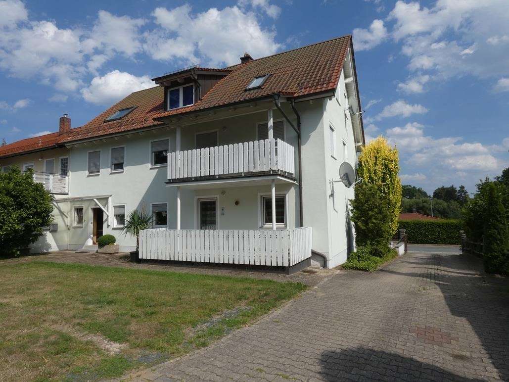 Zweifmilienhaus mit gepflasterter Einfahrt - Doppelhaushälfte in 92655 Grafenwöhr mit 260m² kaufen