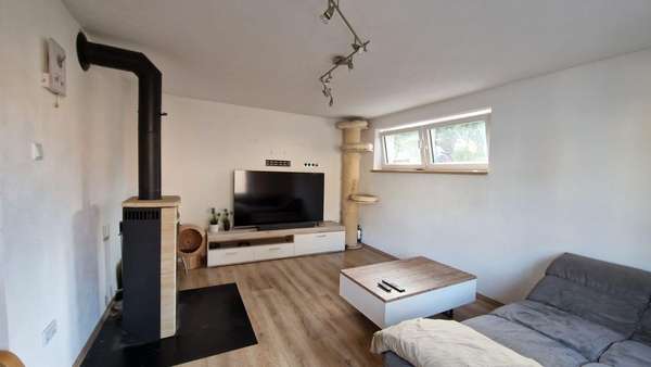 Wohnzimmer mit Holzofen - Zweifamilienhaus in 92670 Windischeschenbach mit 114m² kaufen