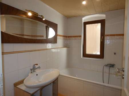 Bad mit Wanne - Mehrfamilienhaus in 95478 Kemnath mit 240m² kaufen