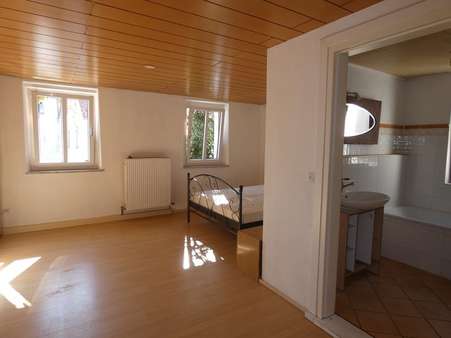 Schlafzimmer mit Badezimmer - Mehrfamilienhaus in 95478 Kemnath mit 240m² kaufen
