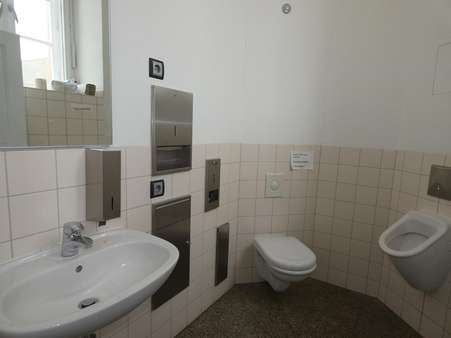 Herren WC - Büro in 92676 Eschenbach mit 1182m² mieten
