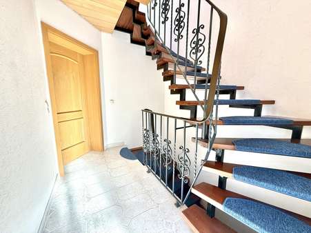 abgeschlossenes Treppenhaus abgeschlossenes Treppenhaus - Zweifamilienhaus in 92660 Neustadt mit 185m² kaufen