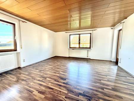 geräumiges Wohnzimmer geräumiges Wohnzimmer - Zweifamilienhaus in 92660 Neustadt mit 185m² kaufen