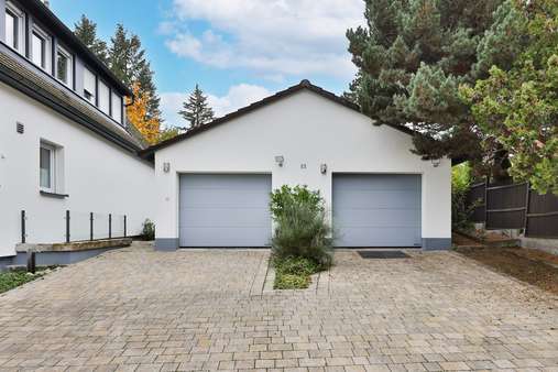 Garagen mit Vorplatz - Zweifamilienhaus in 90451 Nürnberg mit 200m² kaufen