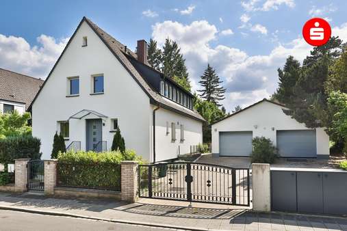 Titelbild - Zweifamilienhaus in 90451 Nürnberg mit 200m² kaufen