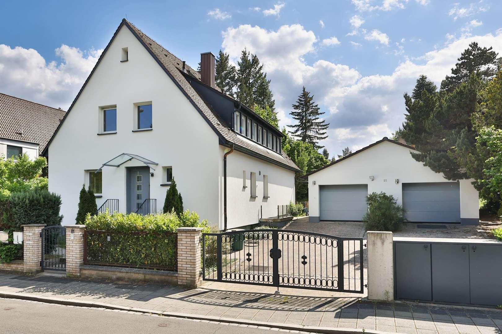 Titelbild - Zweifamilienhaus in 90451 Nürnberg mit 200m² kaufen