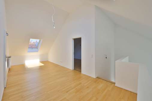 Wohnzimmer auf der Galerie - Galerie in 90439 Nürnberg mit 104m² kaufen