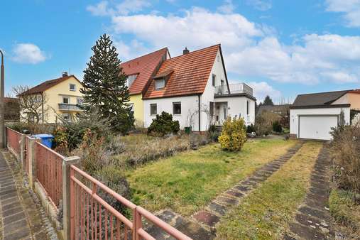 Außenansicht mit Garage u. Vorgarten - Doppelhaushälfte in 90449 Nürnberg mit 88m² kaufen