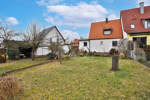 Hausrückseite mit Garten - Doppelhaushälfte in 90449 Nürnberg mit 88m² kaufen